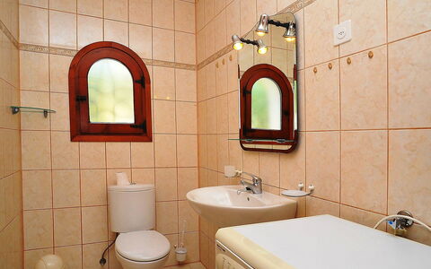 Andrea: Salle De Bains, Propriété, Pièce, Tuile, Mur, Design Intérieur, Architecture, Bâtiment, Luminaire Plomberie, Robinet