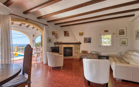 Marina: Meubles, Table, Chaise, Bois, Plante D'Appartement, Sol, Salon, Sol, Mur, Dur