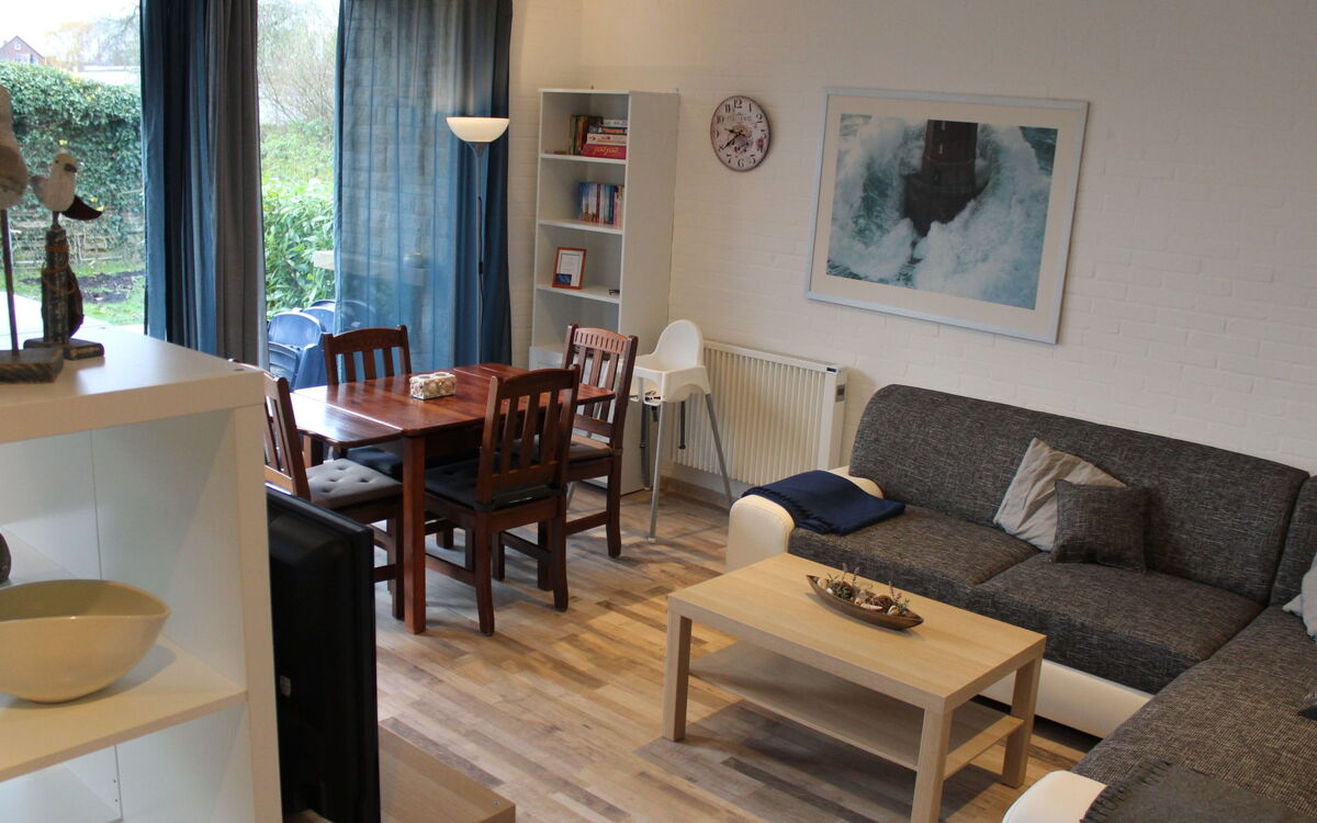 Schönes Ferienhaus in Tossens mit Schönem Garten