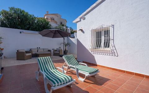 La Lunella: Meubles, Ciel, Propriété, Bâtiment, Piscine, Bleu Azur, Ombre, Mobilier De Jardin, Balancelle, Chaise
