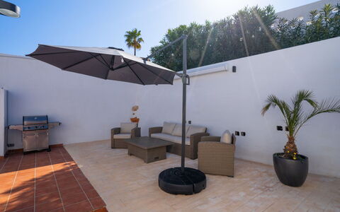 La Lunella: Ciel, Plante, Propriété, Pot De Fleur, Ombre, Design Intérieur, Mobilier De Jardin, Bâtiment, Sol, Sol