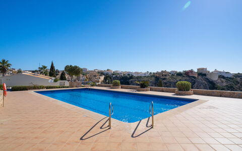 Pueblo de la Luz: L'Eau, Ciel, Piscine, Bleu Azur, Bâtiment, Chaise, Plan D'Eau, Mobilier De Jardin, Arbre, Ombre