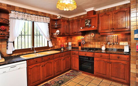 Tarraula: Marron, Cabinetry, Comptoir, Propriété, Meubles, Évier, Tiroir, Plante D'Appartement, Cuisine, Bois