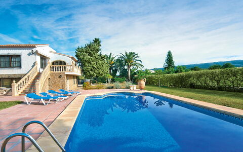 Tarraula: L'Eau, Plante, Ciel, Nuage, Bâtiment, Piscine, Bleu, Bleu Azur, Arbre, Fenêtre