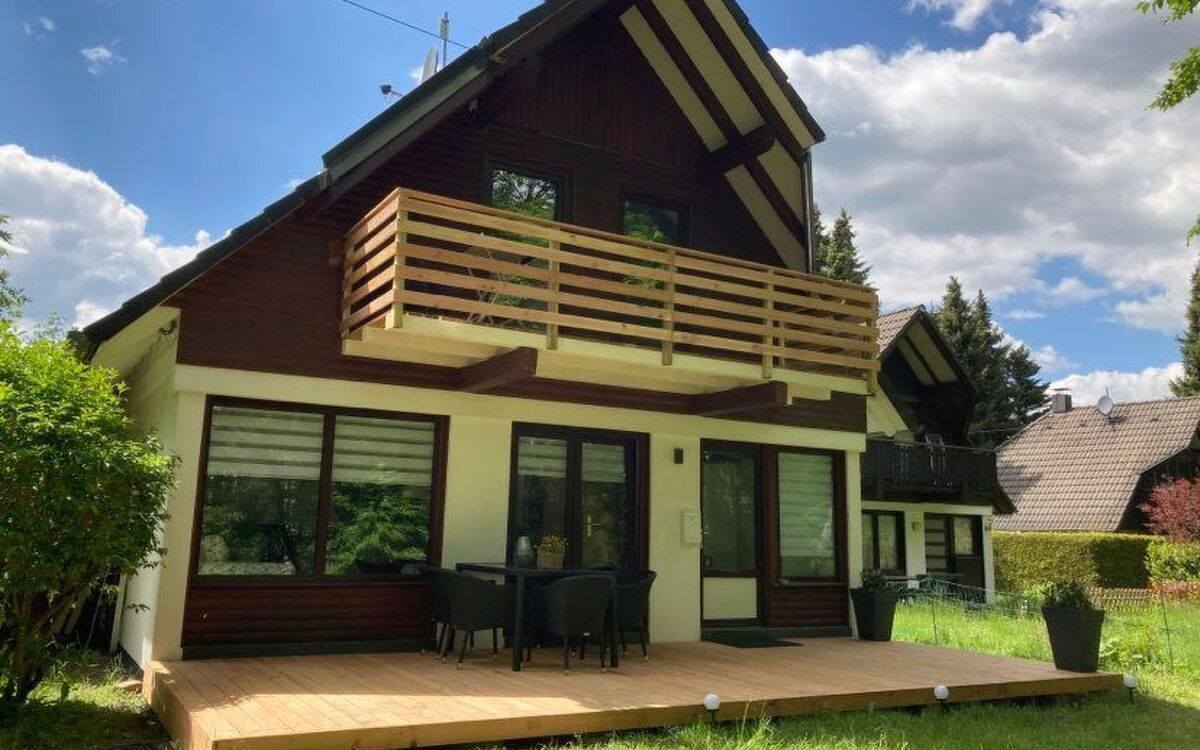 Idyllisches Ferienhaus mit Balkon und Garten