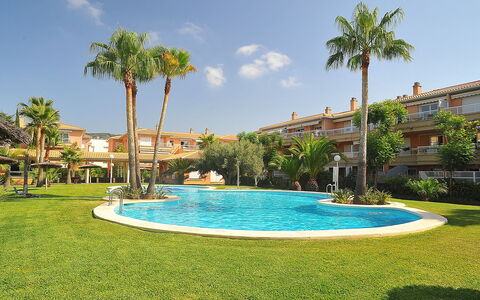 La Senia: L'Eau, Plante, Nuage, Ciel, Bâtiment, Propriété, La Nature, Bleu Azur, Arbre, Arecales
