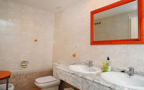 Jávea 421: Salle De Bains, Pièce, Propriété, Mur, Tuile, Lavabo, Design Intérieur, Sol, Robinet, Bâtiment