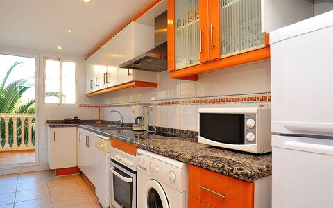 Jávea 421: Propriété, Comptoir, Pièce, Cuisine, Cabinetry, Meubles, Bâtiment, Principaux Appliance, Maison, Orange