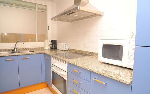 Atarazanas: Comptoir, Pièce, Propriété, Cuisine, Cabinetry, Meubles, Jaune, Bâtiment, Maison, Cuisinière