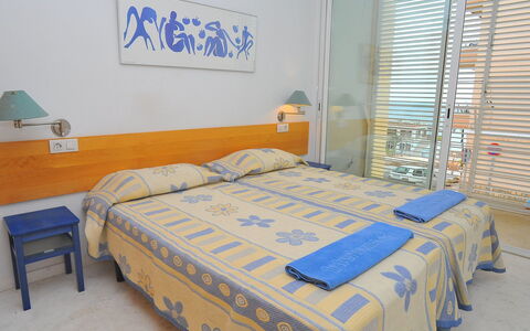 Atarazanas: Chambre, Lit, Meubles, Pièce, Drap De Lit, Propriété, Cadre De Lit, Matelas, Literie, Mur
