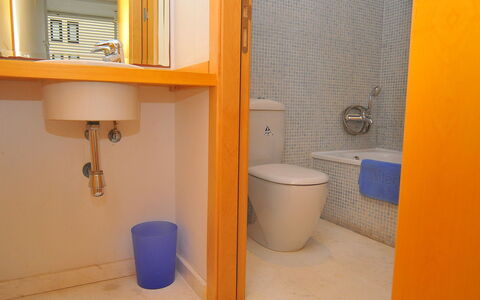 Atarazanas: Salle De Bains, Pièce, Propriété, Tuile, Accessoire Salle De Bain, Toilette, Luminaire Plomberie, Sol, Lavabo, Architecture