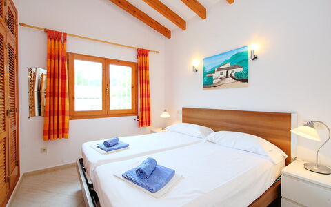 Monte Y Mar: Chambre, Pièce, Lit, Meubles, Propriété, Design Intérieur, Bâtiment, Drap De Lit, Plafond, Cadre De Lit
