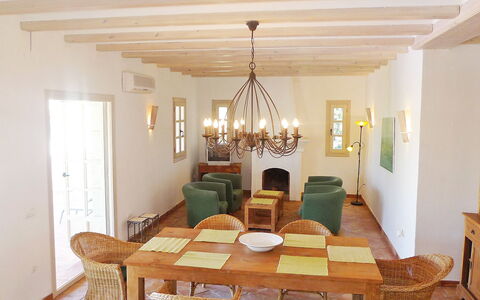 Eretat: Salle À Manger, Pièce, Meubles, Design Intérieur, Plafond, Propriété, Table, Lustre, Éclairage, Luminaire