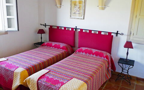 Eretat: Chambre, Lit, Drap De Lit, Meubles, Pièce, Literie, Propriété, Cadre De Lit, Sol, Design Intérieur