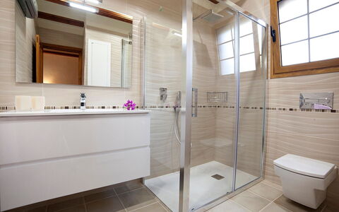 Els Pins: Propriété, Salle De Bains, Pièce, Tuile, Design Intérieur, Bâtiment, Sol, Architecture, Immobilier, Luminaire Plomberie