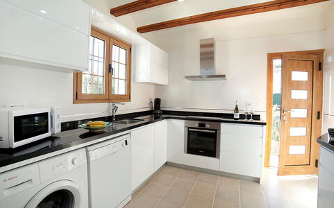 Els Pins: Propriété, Pièce, Cuisine, Meubles, Bâtiment, Principaux Appliance, Cabinetry, Design Intérieur, Comptoir, Maison