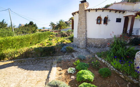 Silene: Plante, Ciel, Propriété, Communauté Des Plantes, Fenêtre, Bâtiment, Architecture, Lot Terre, Paysage Naturel, Maison