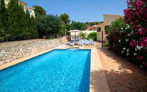 Marianne: Plante, L'Eau, Ciel, Propriété, Fleur, Bâtiment, Bleu Azur, Piscine, Arbre, Herbe