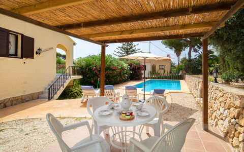 Marianne: Plante, Propriété, Meubles, Table, Fenêtre, Bâtiment, Chaise, Design Intérieur, Ombre, Éclairage