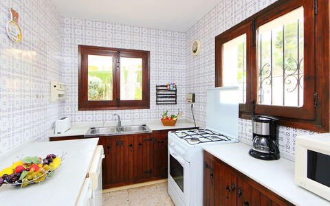 Marianne: Pièce, Propriété, Meubles, Comptoir, Cuisine, Design Intérieur, Bâtiment, Cabinetry, Jaune, Maison