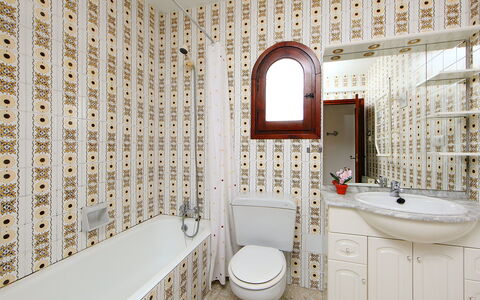Marianne: Salle De Bains, Propriété, Pièce, Design Intérieur, Tuile, Immobilier, Mur, Architecture, Bâtiment, Maison