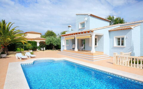 Azul: L'Eau, Nuage, Ciel, Bâtiment, Piscine, Bleu Azur, Plante, Ombre, Design Intérieur, Arbre