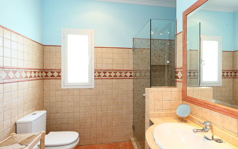 Azul: Salle De Bains, Propriété, Pièce, Tuile, Design Intérieur, Bâtiment, Maison, Architecture, Mur, Immobilier
