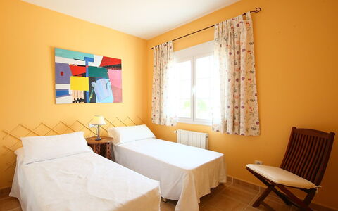 Azul: Pièce, Meubles, Propriété, Design Intérieur, Lit, Chambre, Mur, Jaune, Bâtiment, Table