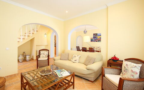 Azul: Pièce, Propriété, Meubles, Salon, Design Intérieur, Immobilier, Sol, Jaune, Bâtiment, Table