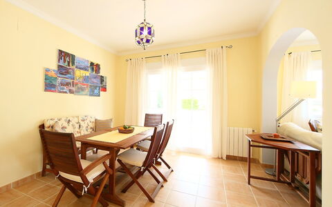 Azul: Pièce, Propriété, Meubles, Bâtiment, Sol, Design Intérieur, Salle À Manger, Immobilier, Jaune, Table