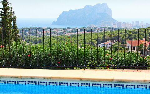 Bel: Piscine, Propriété, Clôture, Ciel, Le Fer, Immobilier, Zone Résidentielle, Paysage, Loisir, Arbre