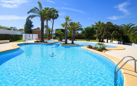 Rafol: L'Eau, Ciel, Nuage, Plante, Propriété, Piscine, Bleu Azur, La Nature, Arbre, Ombre
