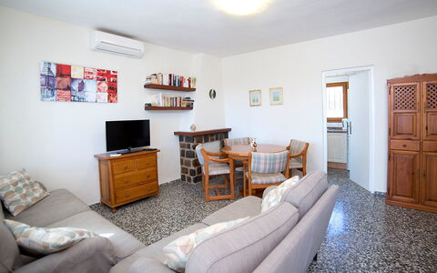 Lina: Pièce, Propriété, Meubles, Salon, Design Intérieur, Sol, Immobilier, Bâtiment, Dur, Mur
