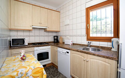 Lina: Comptoir, Propriété, Pièce, Cabinetry, Meubles, Cuisine, Jaune, Design Intérieur, Bâtiment, Sol