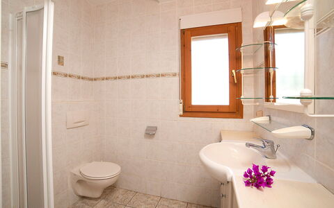 Lina: Salle De Bains, Propriété, Pièce, Design Intérieur, Violet, Mur, Tuile, Sol, Bâtiment, Architecture
