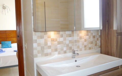 Avalon: Salle De Bains, Pièce, Propriété, Tuile, Baignoire, Robinet, Design Intérieur, Sol, Mur, Bâtiment