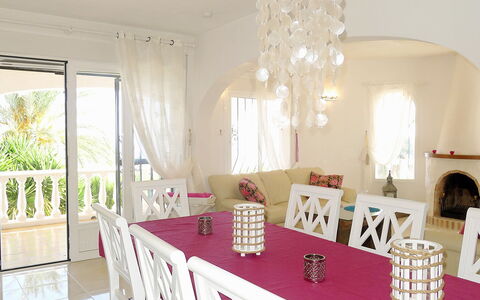 Avalon: Pièce, Propriété, Salle À Manger, Meubles, Rose, Design Intérieur, Table, Plafond, Domicile, Bâtiment
