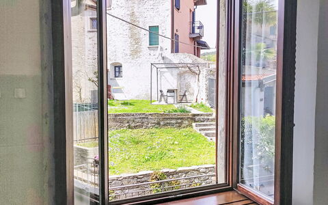 Lakeview Menaggio: Bois, Domicile, Verre, Dur, Tache De Bois, Daylighting, Accueil Porte, Conception, Plante D'Appartement, Traitement De Fenetre