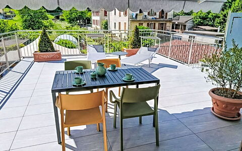 Piateda Terrace: Meubles, Chaise, Mobilier De Jardin, Table, Tableau De Plein Air, Table Cuisine Et Salle A Manger, Ombre, Restaurant, Table Basse, Patio