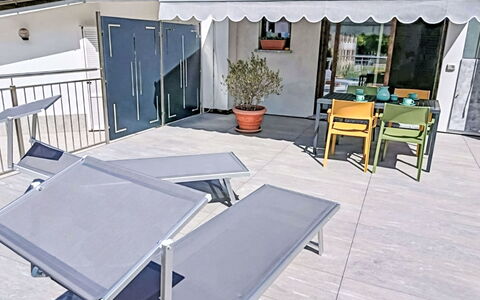 Piateda Terrace: Meubles, Table, Mobilier De Jardin, Tableau De Plein Air, Chaise, Ombre, Table Cuisine Et Salle A Manger, Store, Structure En Plein Air, Pot De Fleur