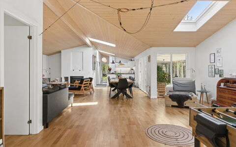 Aiko - 1.8Km from the Sea: Sol, Design Intérieur, Bois, Sol, Plafond, Parquet, Meubles, Revêtement De Sol Stratifié, Éclairage, Salon