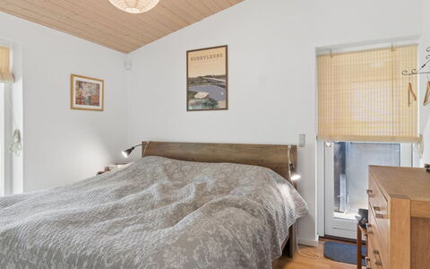 Aiko - 1.8Km from the Sea: Meubles, Lit, Chambre, Design Intérieur, Literie, Drap De Lit, Bois, Sol, Plafond, Sol