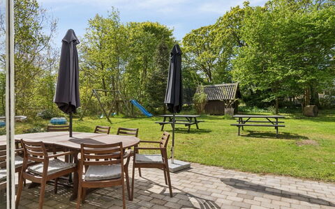 Aiko - 1.8Km from the Sea: Meubles, Mobilier De Jardin, Table, Ombre, Jardin, Chaise, Tableau De Plein Air, Dur, Pelouse, Aménagement Paysager
