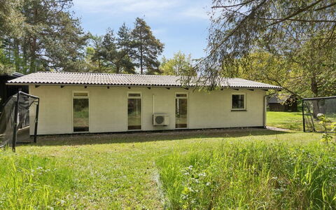 Aiko - 1.8Km from the Sea: Herbe, Bâtiment, Maison, Domicile, Toit, Chalet, Lot Terre, Zone Rurale, Porte, Pelouse