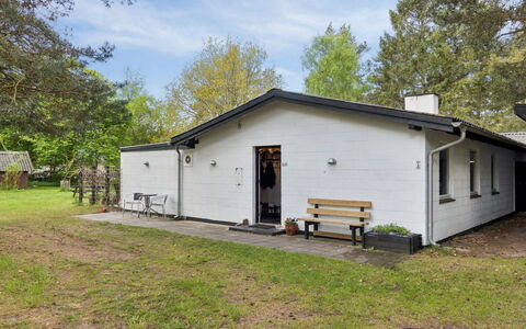 Aiko - 1.8Km from the Sea: Bâtiment, Maison, Domicile, Toit, Chalet, Zone Résidentielle, Siding, Porte, Cour, Arrière-Cour