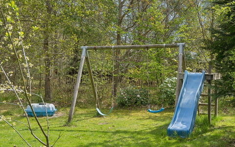 Aiko - 1.8Km from the Sea: Équipement Extérieur Play, Toboggan, Chute, Jardin, Terrain De Jeux, Ombre, Pelouse, Des Bois, Arrière-Cour, Aménagement Paysager