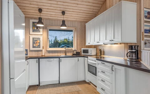 Åse - 1.3Km from the Sea: Cuisine, Bois, Comptoir, Appareil De Cuisine, Principaux Appliance, Plafond, Cabinetry, Design Intérieur, Domicile, Cuisinière
