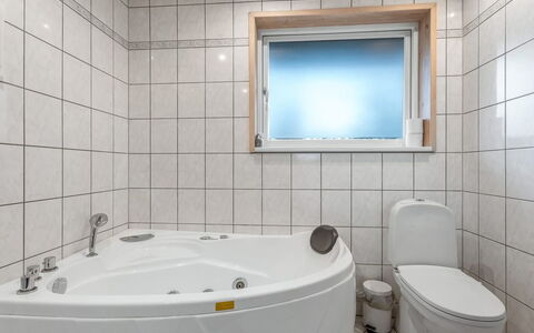 Åse - 1.3Km from the Sea: Salle De Bains, Luminaire Plomberie, Design Intérieur, Baignoire, Sol, Sol, Plafond, Pièce, Robinet, Plomberie