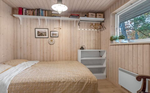 Åse - 1.3Km from the Sea: Chambre, Design Intérieur, Bois, Sol, Meubles, Lit, Sol, Plafond, Pièce, Drap De Lit