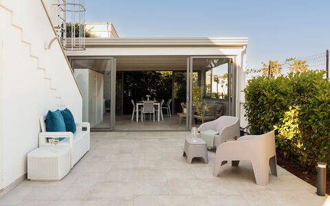 La Casa di Connie: Meubles, Sol, Sol, Mobilier De Jardin, Chaise, Domicile, Pot De Fleur, Ombre, Plante D'Appartement, Structure En Plein Air
